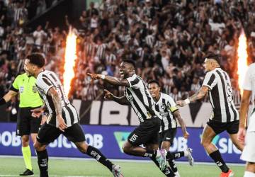 Botafogo derrota Fluminense e dorme na liderança do Brasileiro